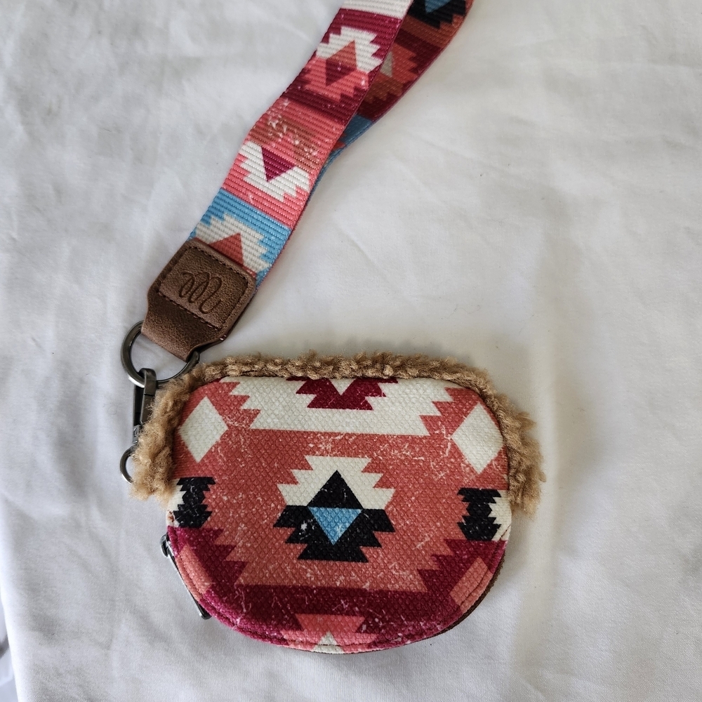 Wrangler Brown Card Holder with Multicolor Aztec Pouch - Picture 5 of 8